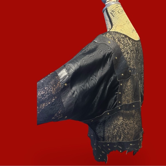 121 - Unique Top - Picture 6 of 9